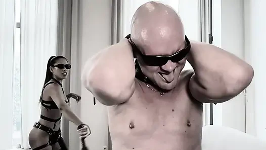 İtaatkar köle kölemi kırbaçlıyor