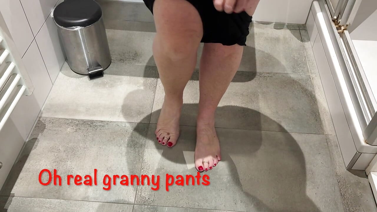 Mrs Mature Feet in big Granny Pants and Pantyhose 451