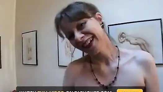 Géraldine bermain dengan dildo besar