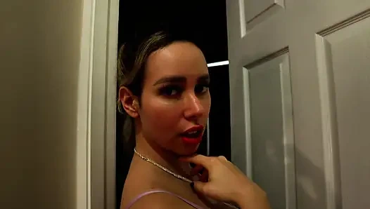 Morgen geile latina wacht auf und neckt auf der couch sinnliche solo-vibes