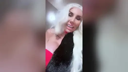 Büyük memeli sürtük orta yaşlı seksi kadın ağzına boşalmak için keiran lee'nin götünü yalıyor