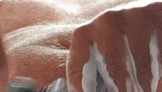 Usta ramon, ilahi sikini ilahi toplarının etrafında bol miktarda yumuşak ipeksi köpükle tıraş ediyor