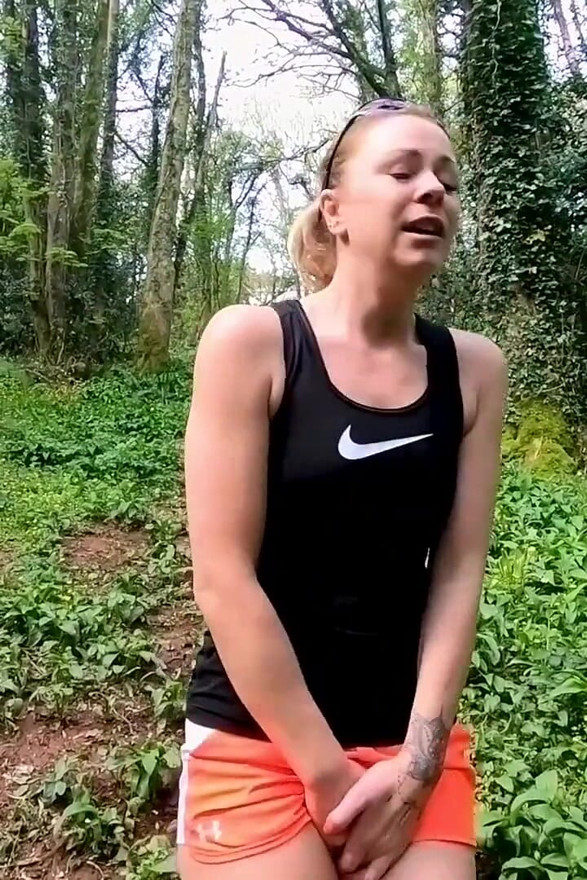 Musiałem wee na zewnątrz podczas oglądania: desperacko jogging