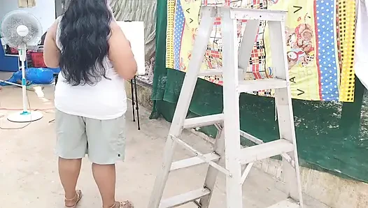 Seksi ve tombul Hintli kız seksi götünü ve göğüslerini gösteriyor