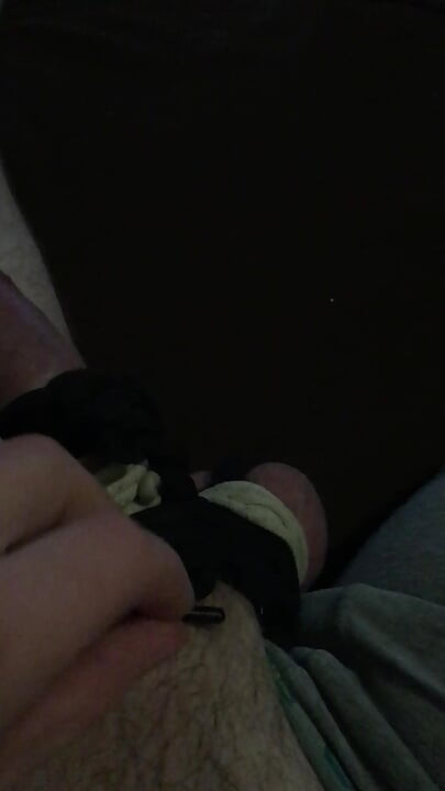 Masturbation avec une bite et des couilles attachées