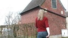Blonder Teenie in POV gefilmt, als sie ihr Lieblingsspielzeug in ihre sexabstinente Muschi schiebt