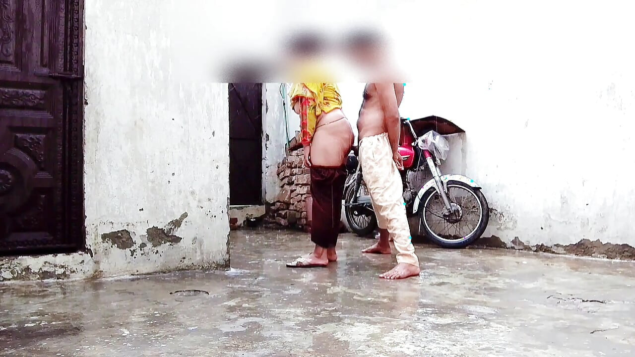 Barsaat ke mausam mein chute lagwane ka Apne maja hai barsat ke mausam mein gand Marne ka apna Maja