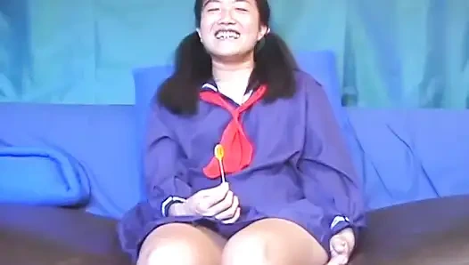 Üniversite üniforması içinde yarak üzerinde Asyalı minyon