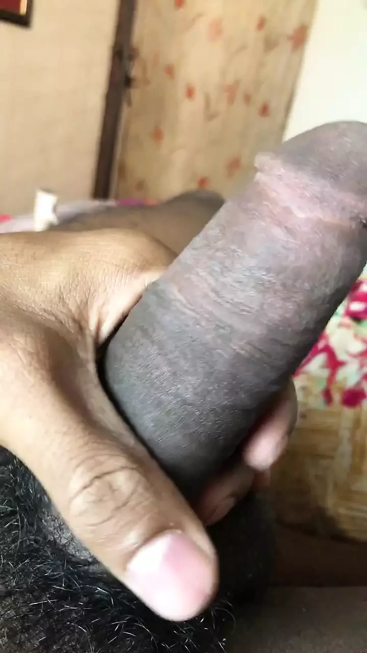 Un jeune mec prend un bain à poil 😍