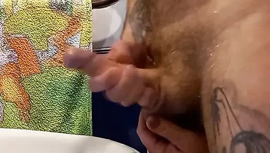 Сучка мастурбирует мой член в ванной с моим продолжением и спермой