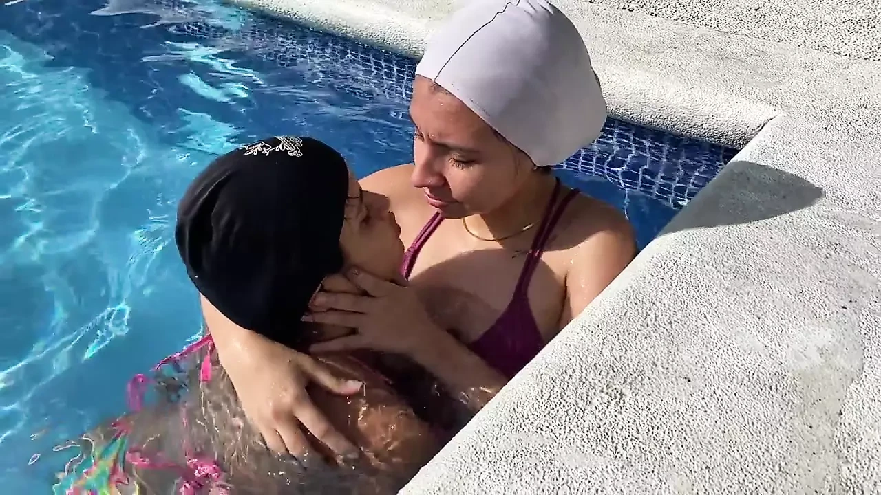 Saya menjemput teman wanita saya ke kolam dan kami berkongkek di bilik air