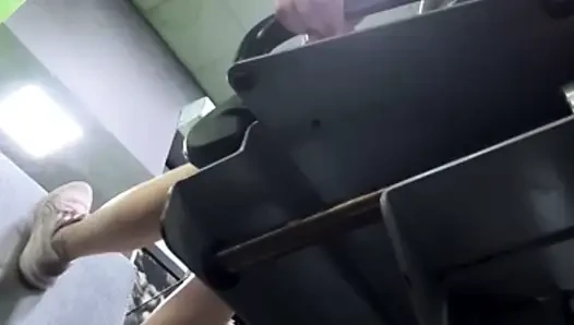 Трахаю пальцами киску в спортзале Jucielussie
