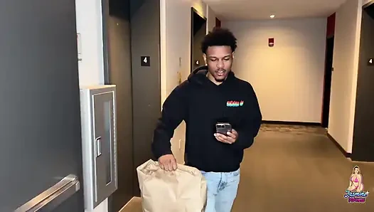 Bbc lutscht MILfs muschi aus und spuckt in ihr gesicht