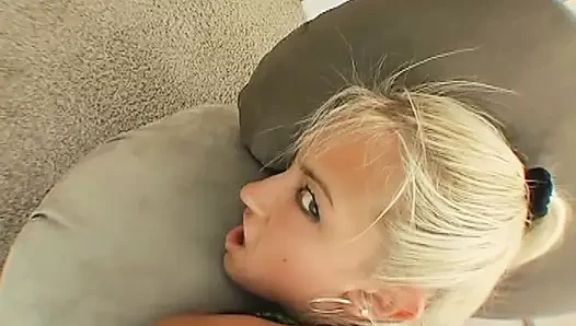 Heiße blonde schlampe bekommt ihre muschi von einem großen schwarzen schwanz gefickt, der auf ihr gesicht kommt
