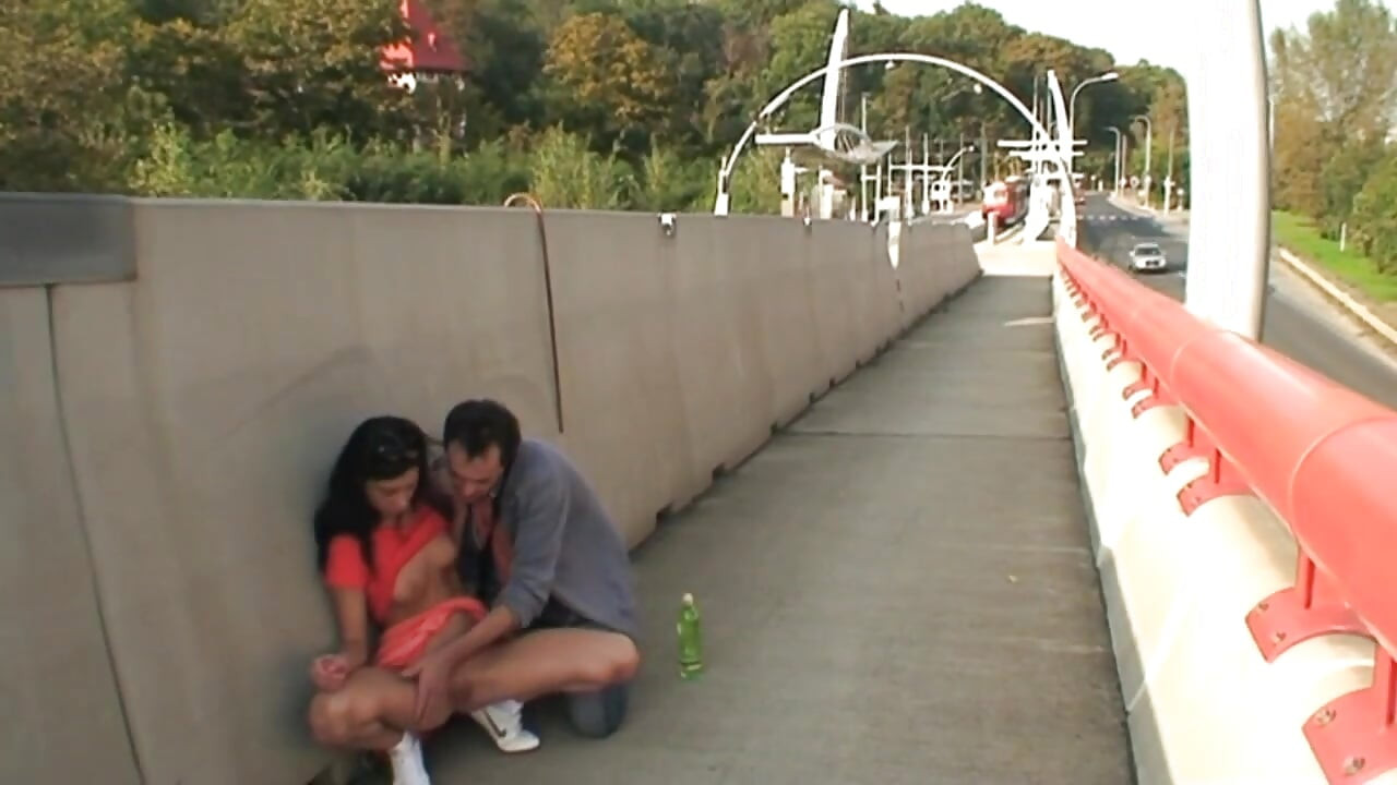 Awek muda dikongkek di luar oleh seorang lelaki tua