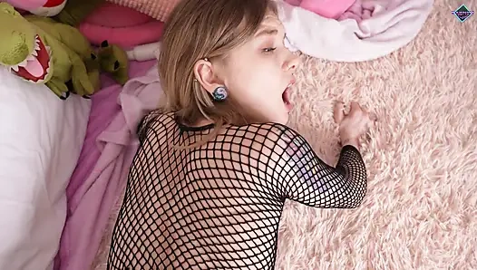 File sarışın büyük bir yarağa biniyor ve mükemmel götüne sulu bir boşalma alıyor. Karneli Bandi