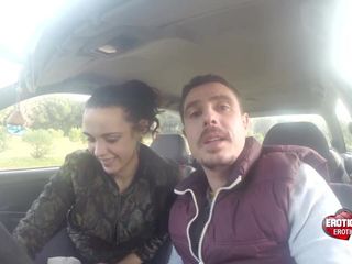 Ignacio Santos et Laura dans la voiture
