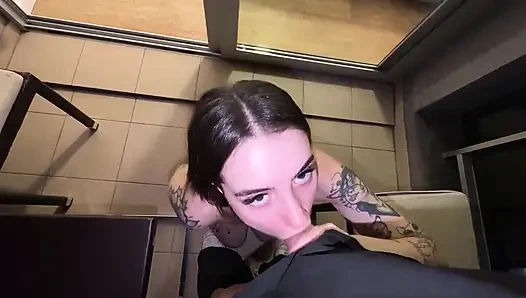 Он согрелся, глядя на меня, и я сосала его на балконе