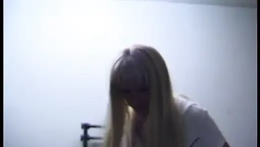 Sarışın sürtük bakış açısı videosunda yarak emiyor