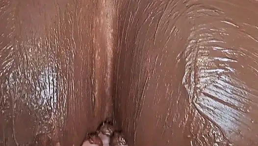 Istri hot menggoda dengan cokelat saat hari timur