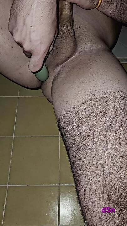 Cewek spanyol dicrot di dalam sama mainan seksnya