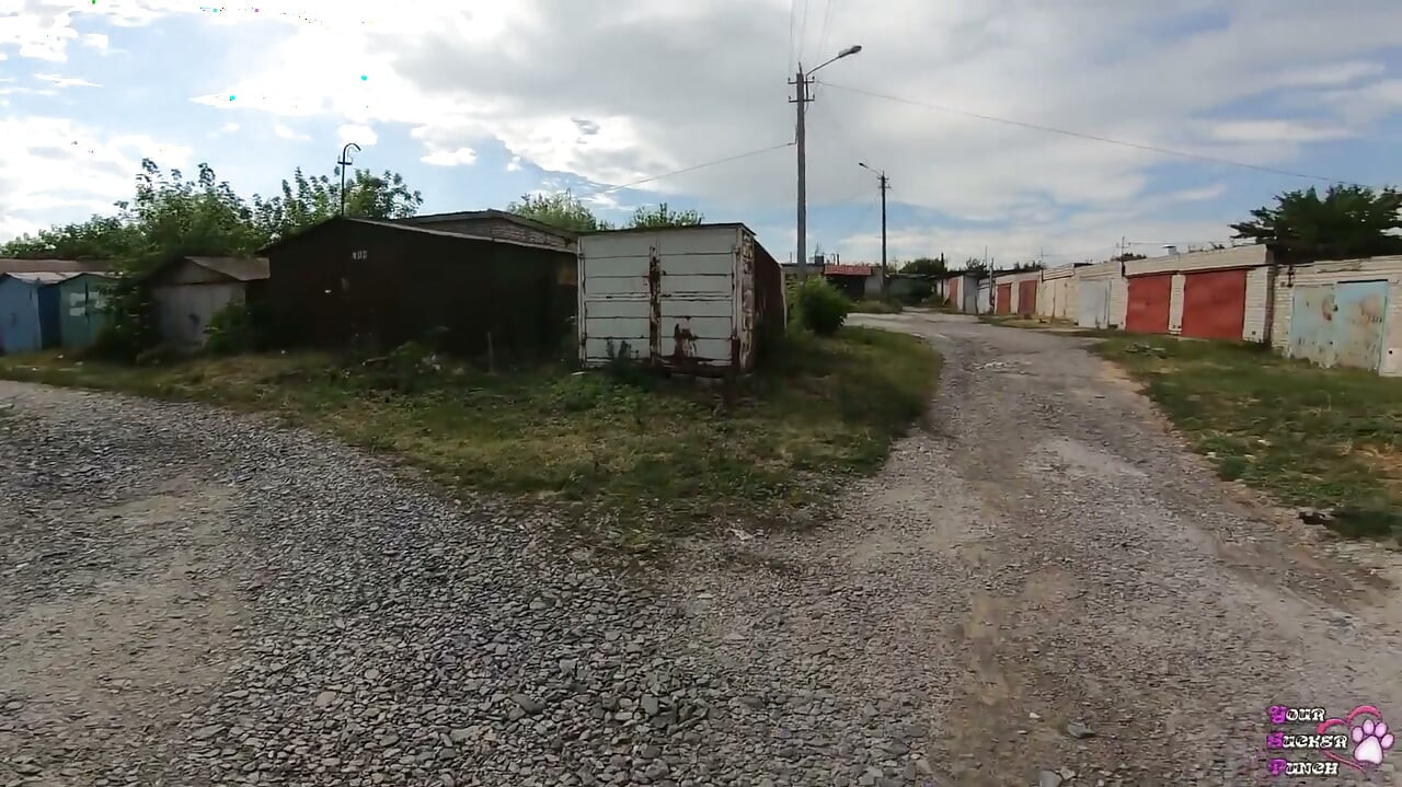 Publiczne spust połykają za garażami podczas spaceru - POV