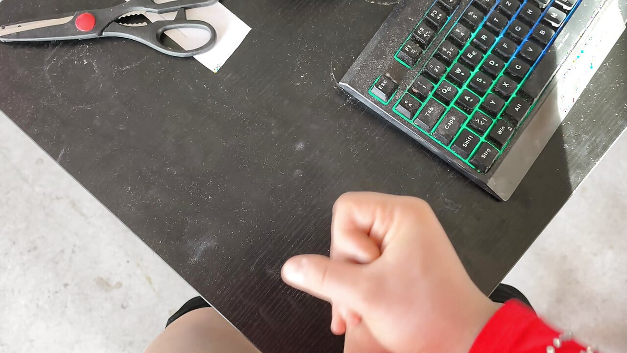 Pancutan mani spontan di meja