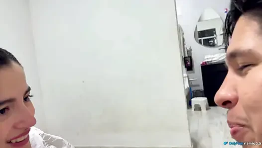 Überraschungsgeschenk stiefschwester gibt ihre muschi auf, um ihn glücklich zu machen