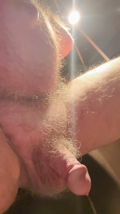 全身覆盖白色毛发的熊爸爸，滴着淫水流到地板上，蛋蛋里装满了精液