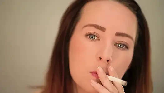 Yakın çekim sigara içme - seksi dudak ve duman azdırma