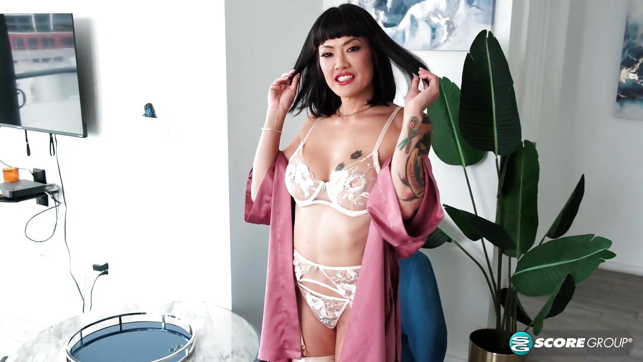 Asiatisk MILF Kitty, 42, fingrer den modne fitta hennes