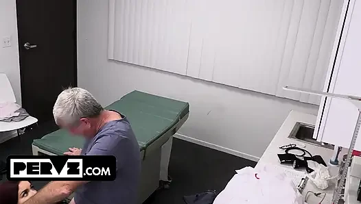 Грудастая миниатюрная Natasha Nice и Crystal Chase получают специальное обслуживание от извращеного доктора