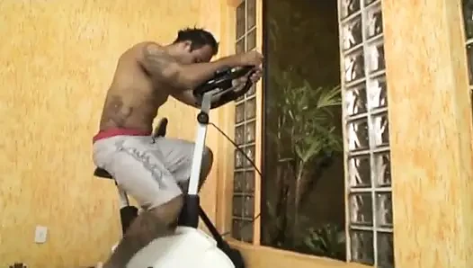 Hispanic tranny fucked in the gym.
