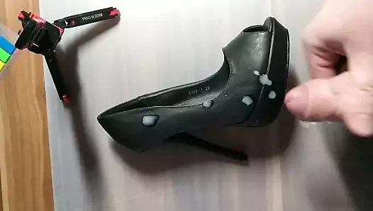 peeptoe cum (sry for the tissue paper on my dick)