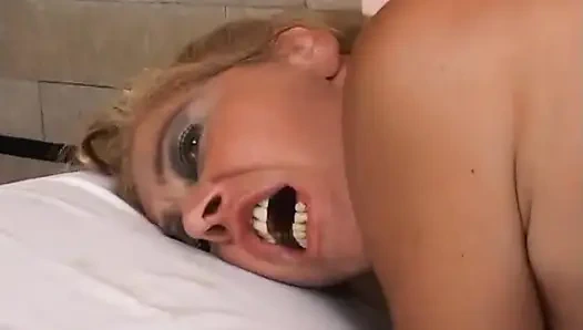 Pelacur dewasa dengan sepatu hak tinggi menggilir kekasihnya dan dientot pantatnya pakai mainan seks