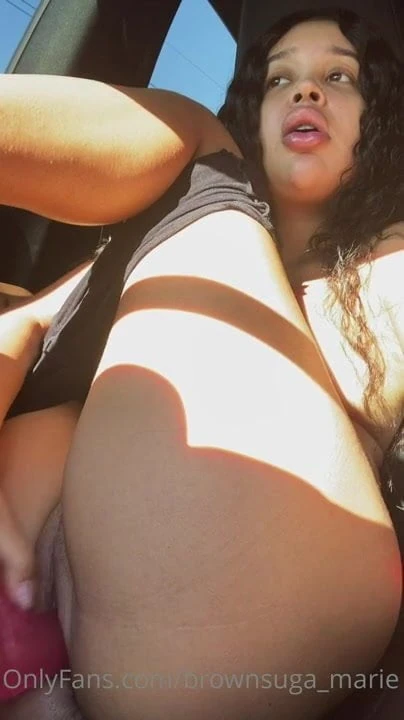 Lightskin pussy play in car