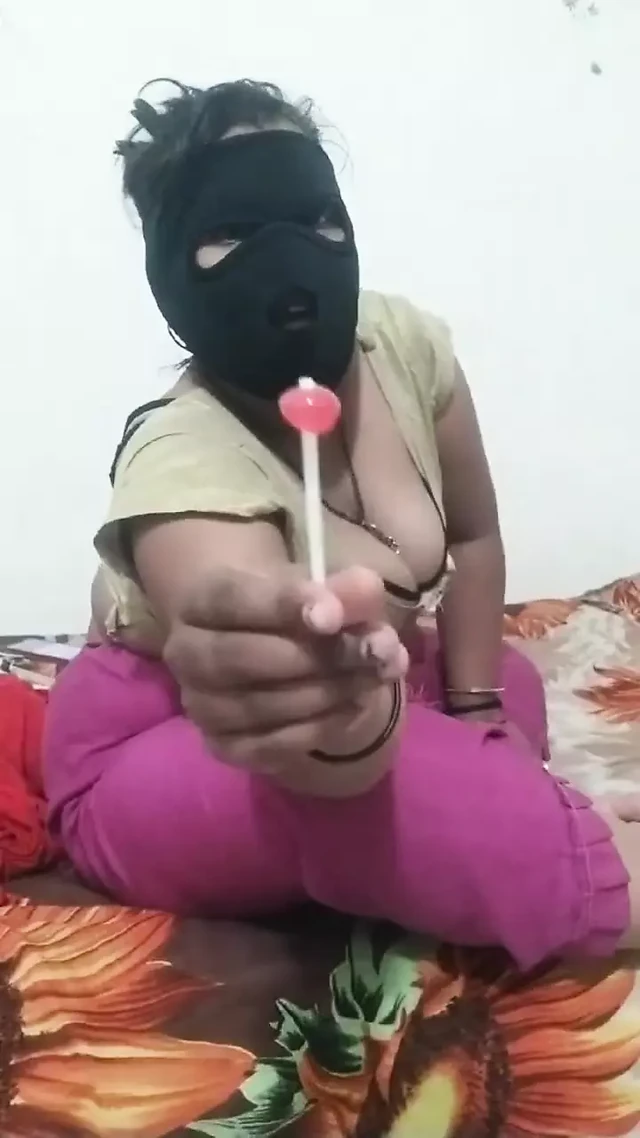 Mallu mom Hot lives showing video
