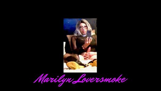 Marilyn курящая мастурбирует прикосновением, соблазняет, капает предэякулят