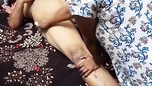 Ein paar drinnen, mann und frau sitzen zusammen, lässiges paar foto