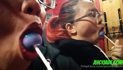 Mulut dan lidahku bikin kamu lemah? Jilat dan permen lolipop, kamu bisa bayangin aja kalau aku yang ngelakuin ini padamu?