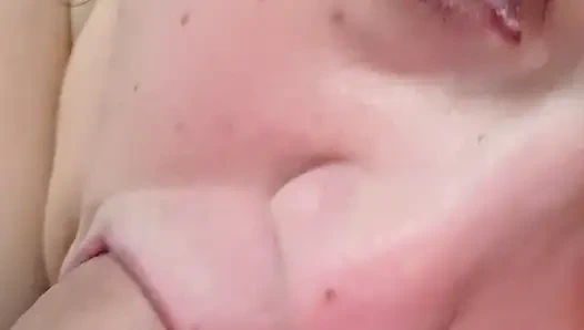 Meine Schwägerin gibt mir einen Blowjob und schluckt die Milch hinunter