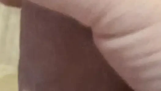 Yarağımı gösteriyorum ve emmeye hazır