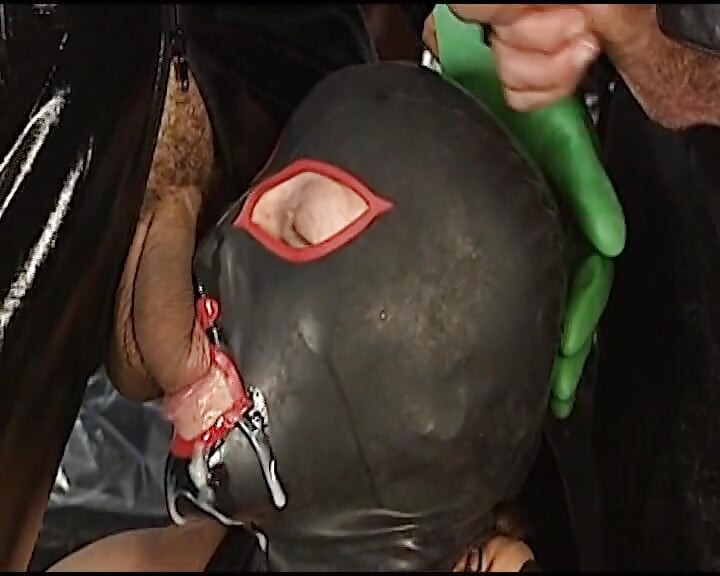 Alman maskeli döl yiyen sürtük ile anal fetiş seansı