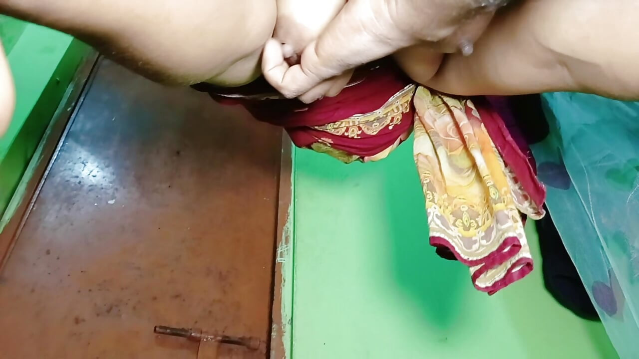 Desi Bangali stepsister showing her nice boobs