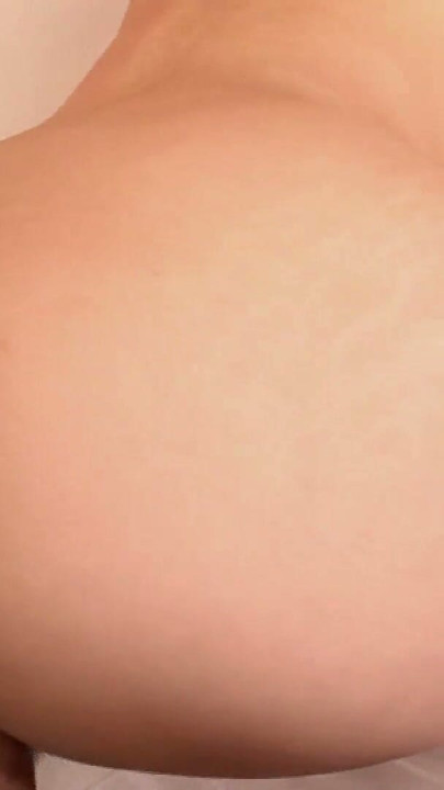 Asiatin 21 Jahre fingert sich heftig nach Crampie | Clip 2