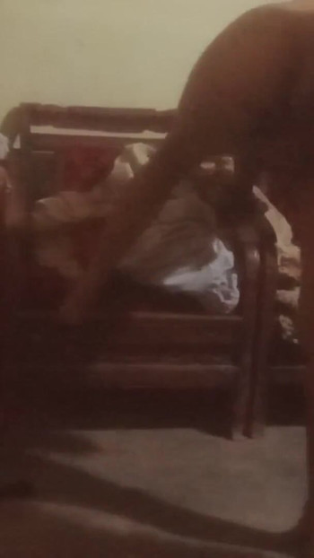 Käftande ögonblick från "en kärleksfull man som retar sin fru medan hon arbetar hemma i full längd video-tarelgc_xxx"
