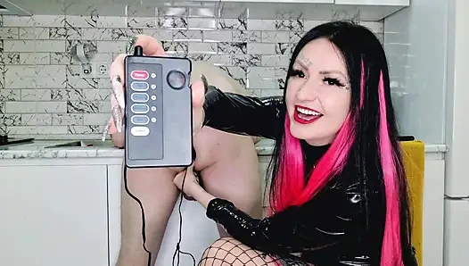 Bir kölenin anüsü için eğlenceli bir elektrostimülasyon oyunu. Dominatrix Nika bekaret kemeri takarken bir adamın prostatını şok eder.