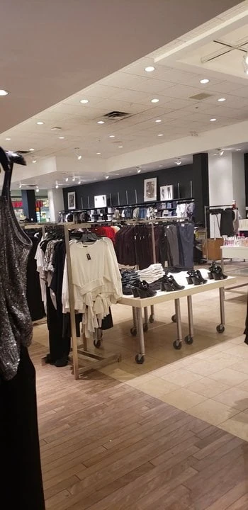 Me divertí probando vestidos en el centro comercial