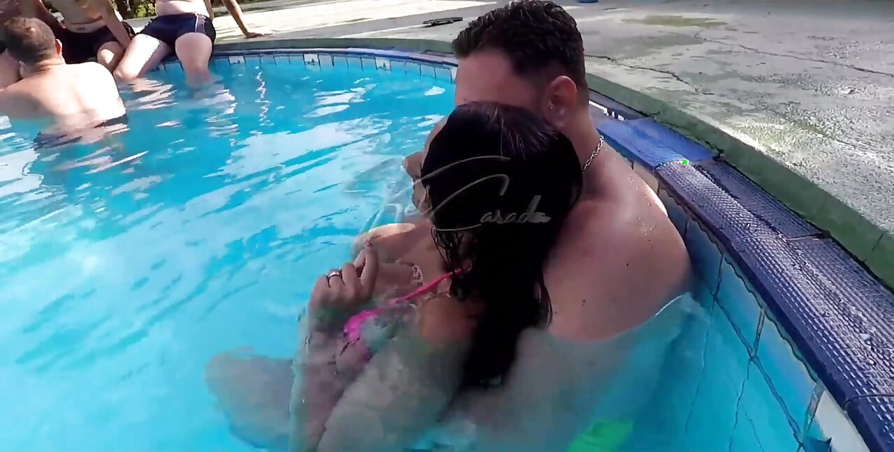 Gangbang z najładniejszą mężatką w Floripa, 7 mężczyzn rucha się z jej owłosioną.