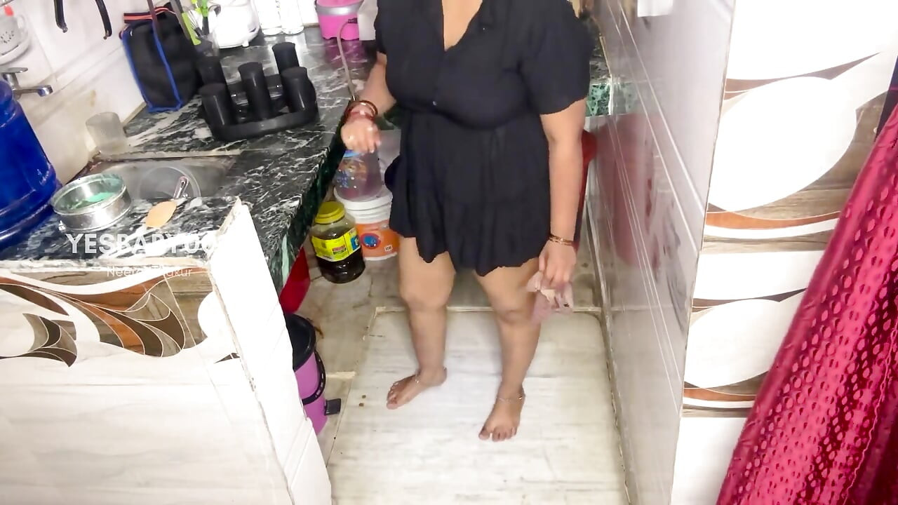 부엌에서 배다른 여동생과 섹스하는 의붓아빠의 첫 열정